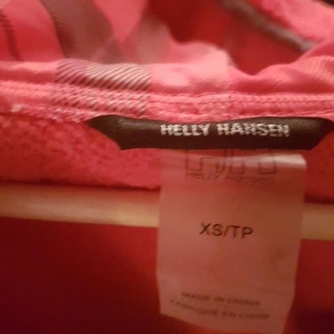 Korallfarget fleecejakke fra Helly Hansen i xs