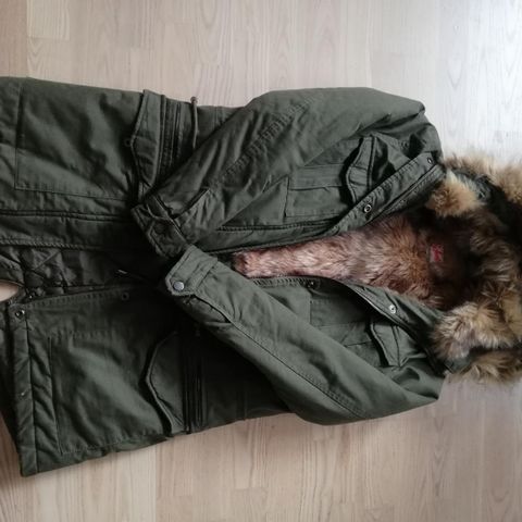 Superfin parka med faux fur inni fra Schott