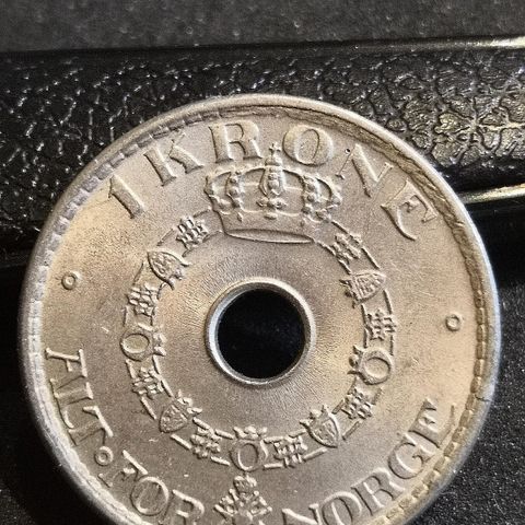 Nydelig 1 krone 1946 m hull, flott kv, flott glans