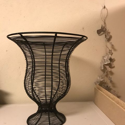 Black design, fat, vase