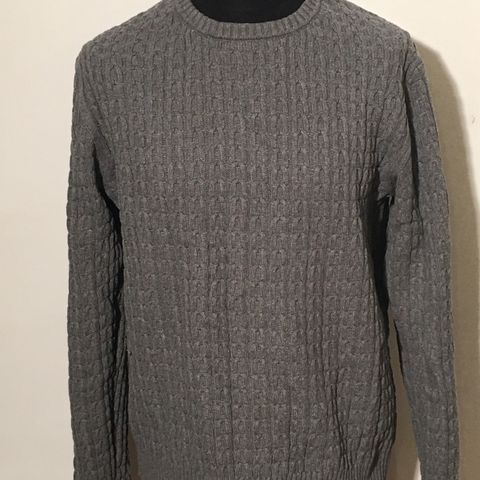 Pen grå strikket genser. str L