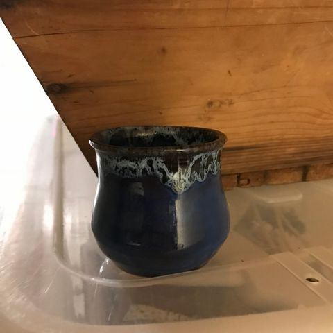 Vase til blomsten fra små barnehender