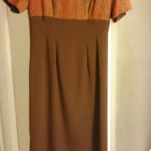 Skreddersydd lang kjole str 36, slank modell med sjal i en varm farge