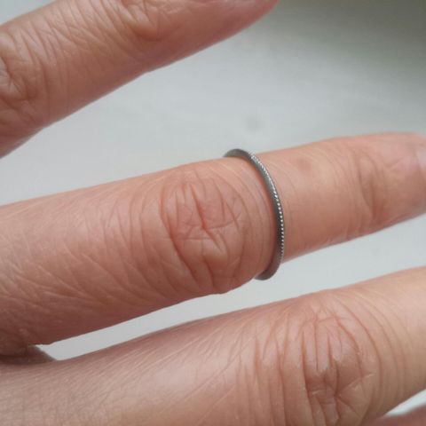 Line & Jo Miss Roberta grey ring