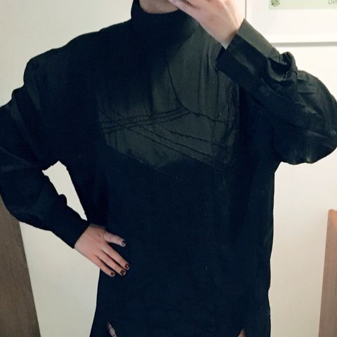 Svart blus med pärldetaljer - H&M trend