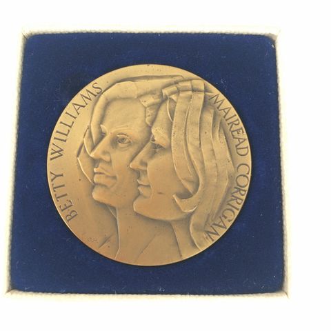 Medalje(bronse) Folkets fredspris 1976 - Betty Williams selges 400,-kr