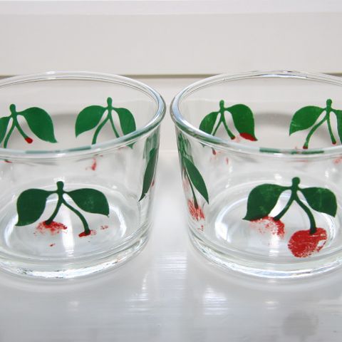 Nostalgisk retro glassbolle med kirsebær - to stykker