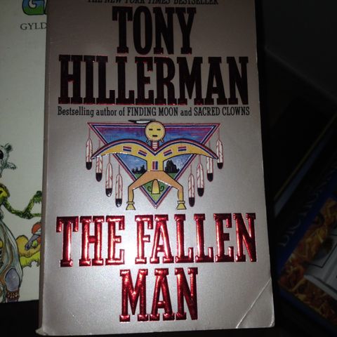 The Fallen Man av Tony Hillerman til salgs.