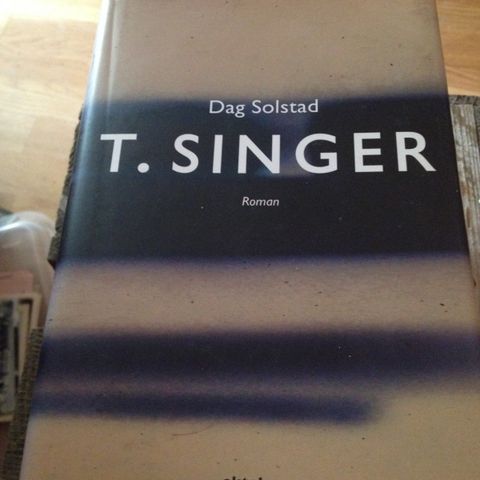 T Singer av Dag Solstad til salgs.