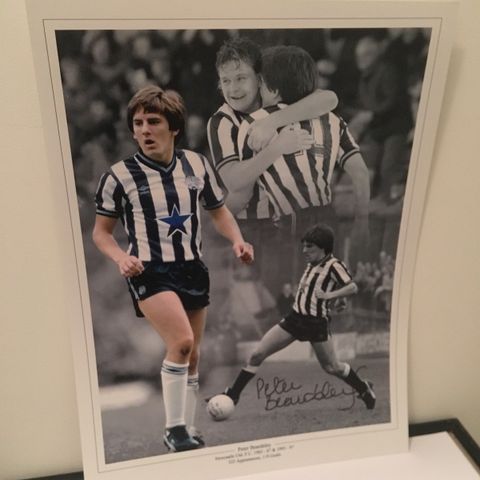 Newcastle United - fantastisk flott fotocollage signert Peter Beardsley med COA