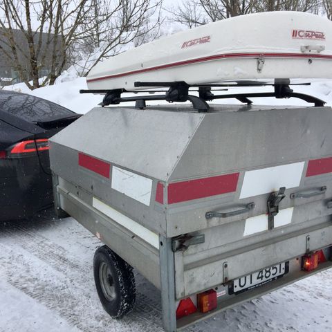 Mer bagasjeplass? Henger, 750 kg med låsbart alu-lokk og sykkelholder til leie.