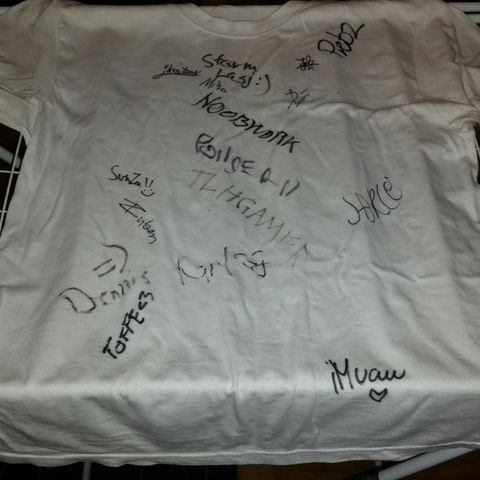 Tshirt m/autografer bl.a Farmen Dennis,Prebz og Noobwork