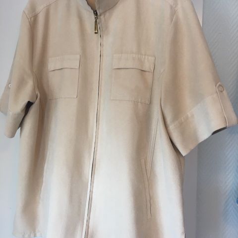 Bluse merke Hanna M str 42. Porto kr 57.