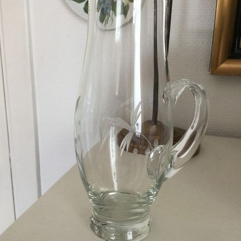 Vakker, nostalgisk glassmugge med siselert mønster.