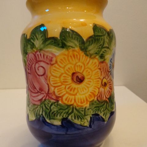 Fin Retro Vase med Blomster-motiv. Hand Painted/Håndmalt. Made in Portugal