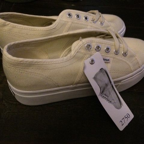 Superga sko selges