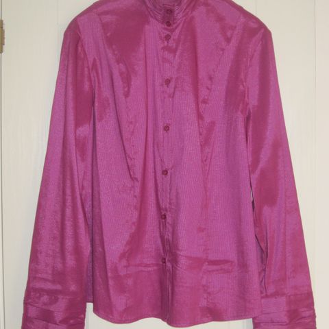 Fin bluse i cerise rosa farge med detaljer.