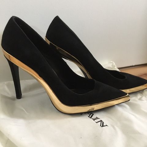 Nye pumps i skinn med gulldetaljer str 37/37,5