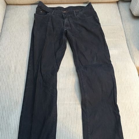 Tommy Hilfiger. Stilige sort jeans Størrelse: 34/34