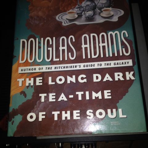 The Long Dark Tea-Time Of The Soul av Douglas Adams til salgs.