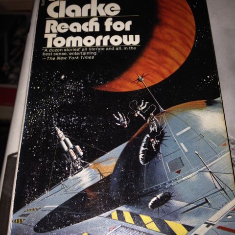 Arthur C Clarke sin bok Reach For Tomorrow til salgs.