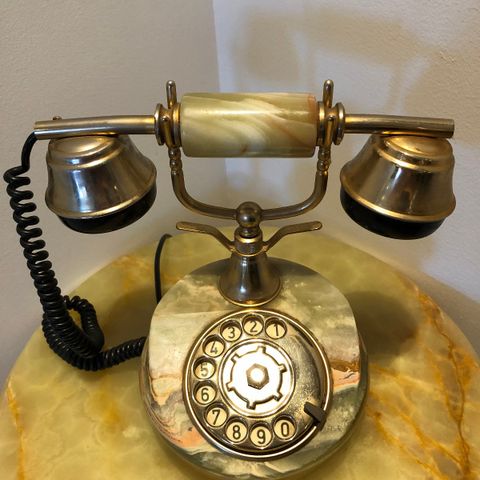 Gammel antikk telefon