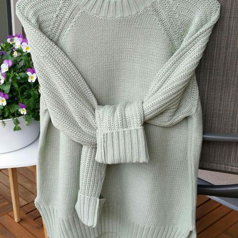 Strikket genser i nydelig farge (ubrukt m/tags)
