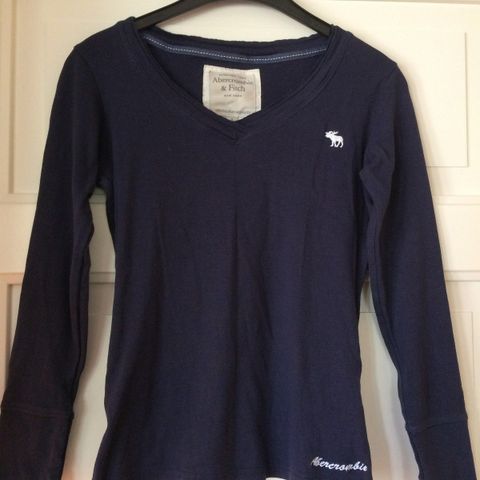Klassisk mørkeblå Abercrombie & Fitch genser - størrelse M - som ny :)
