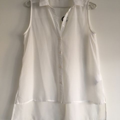 Str 158. Ny sommer/fest ermeløs bluse/skjorte med merkelapp, hvit farge, kr 50