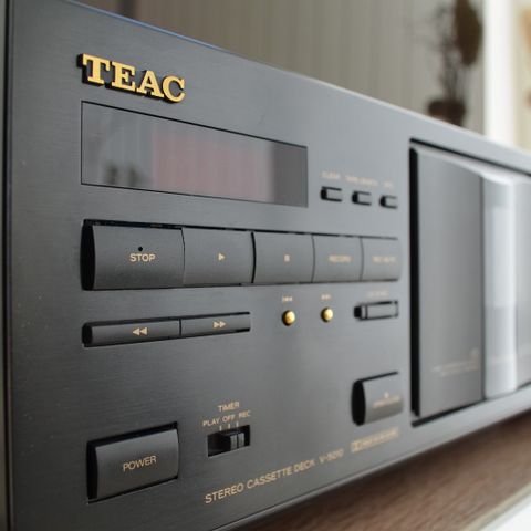 Kassettspiller TEAC V-5010. Strøken!