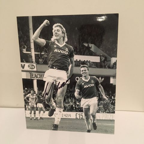 West Ham United - Frank McAvennie signert 20x25 fotografi med COA