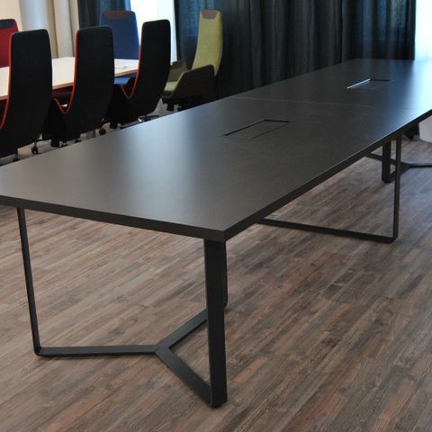 Stilige konferansebord / møtebord som skiller seg ut. På lager