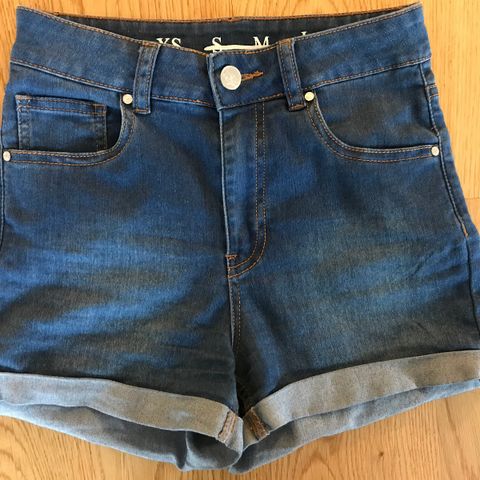 Shorts jente str XS selges kr 50,-