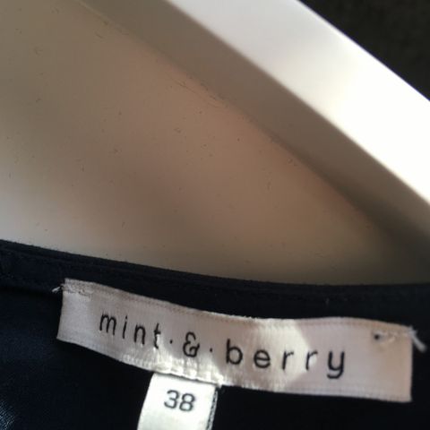 Mint & Berry kjole som passer til bryllup etc str 38, ubrukt