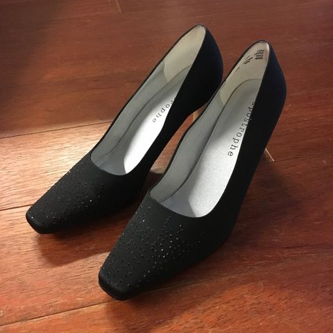 Elegante Pumps str. 37 med glitrende steiner