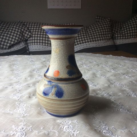 Tysk keramikk vase i penstand