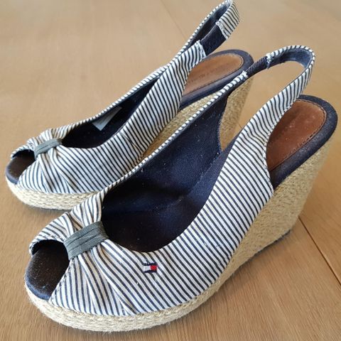 Tommy Hilfiger sandaler med kilehæl, str. 37.