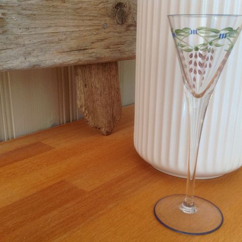 Glass fra Magnor på stett. 1 stykk glass