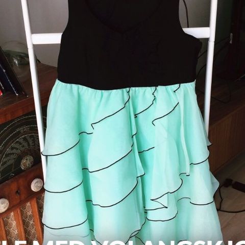 Eldgammal H&M kjole med volangskjørt