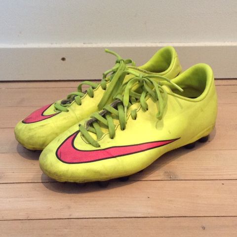 Nike fotballsko størrelse 36,5