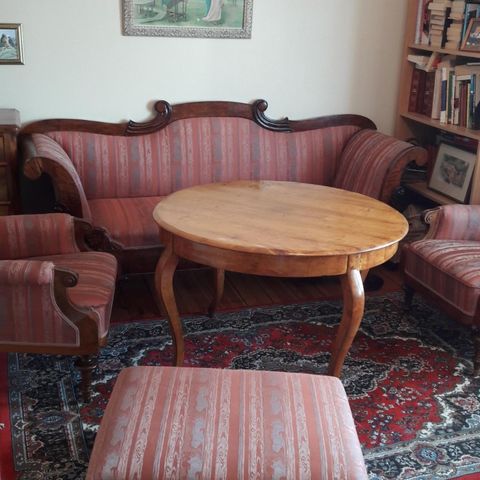 Et flott gammelt møblement hb kr 15000
