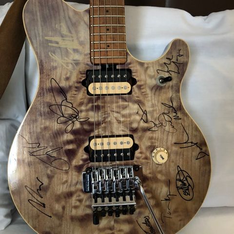 Sjelden Musicman Eddie Van Halen 5150 - Signert av Petrucci, Guthrie, m. fl.