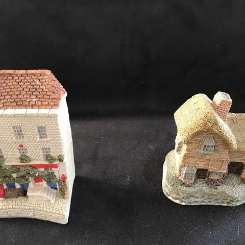 Håndlaget hus The Village shop. høyde 8,5 og 7,5cm selges samlet kr 200