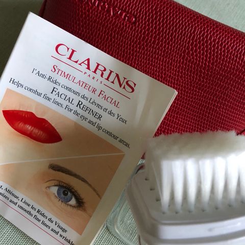 CLARINS face roller / brush