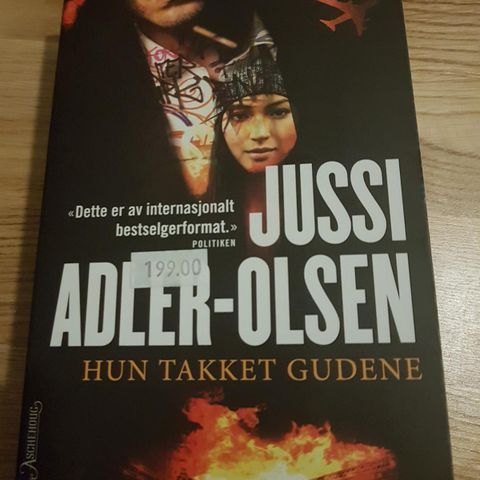 JUSSI ADLER-OLSEN. Hun takket gudene