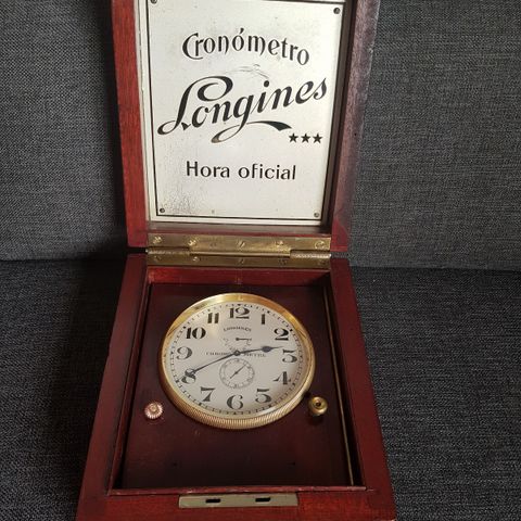 Longines Chronometer navigasjonsurverk 8,5 cm diameter, i mahognikasse