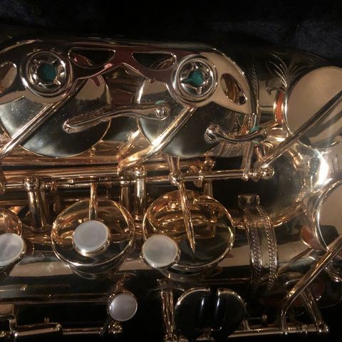 Smykke av en Selmer alt sax Superbal. (SBA) Alto sax 1950 (Paul D. «Take five")