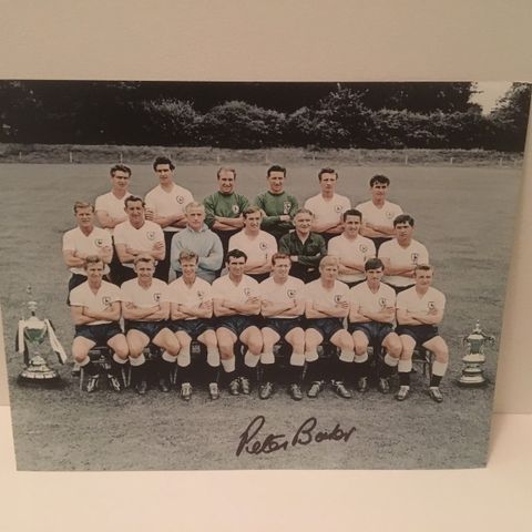 Tottenham Hotspur - lagfoto med The Double-laget fra 1961 signert av Peter Baker