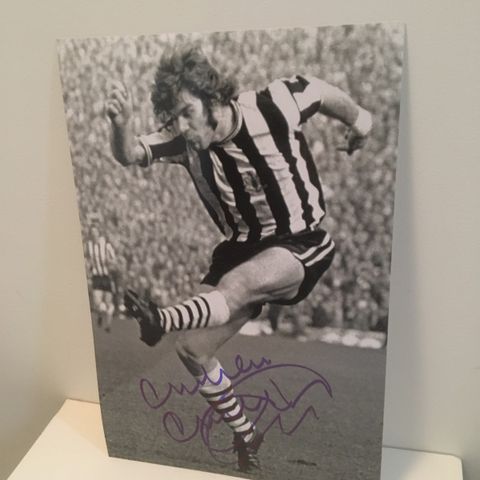Newcastle United - Malcolm "Supermac" Macdonald signert fotografi med COA