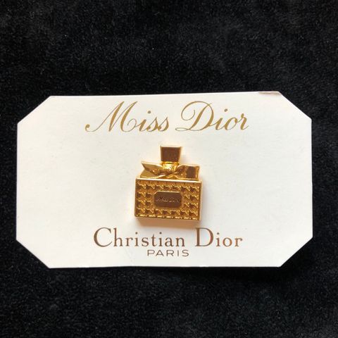 Christian Dior’s nydelig Miss Dior pin